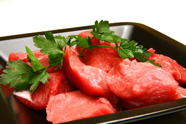 Frisches rohes Fleisch in Würfel geschnitten — Stockfoto