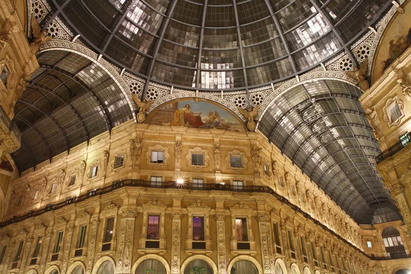 Foto notturna della famosa Galleria Vittorio Emanuele II di Milano — Foto Stock