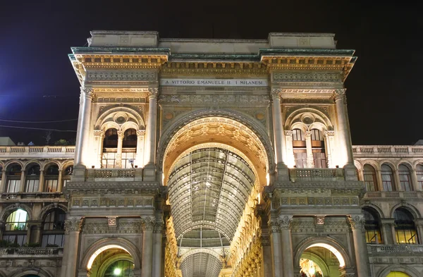 Strzał nocy sławny galleria vittorio emanuele ii w Mediolanie — Zdjęcie stockowe