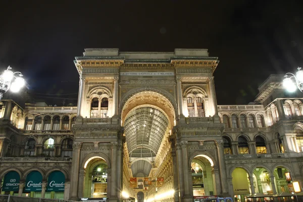 Fotografia noturna da famosa Galleria Vittorio Emanuele II em Milão — Fotografia de Stock