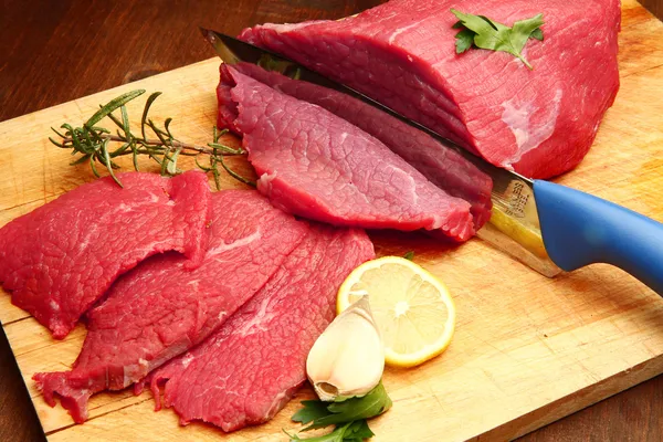 Hatalmas vörös hús darab elszigetelt fehér háttér felett Stock Fotó