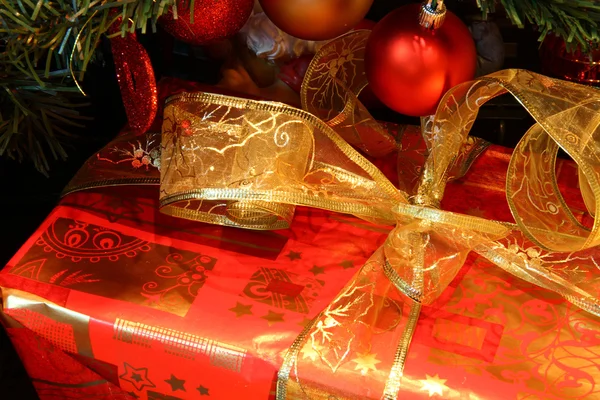 Árvore de Natal e presente Fotografias De Stock Royalty-Free