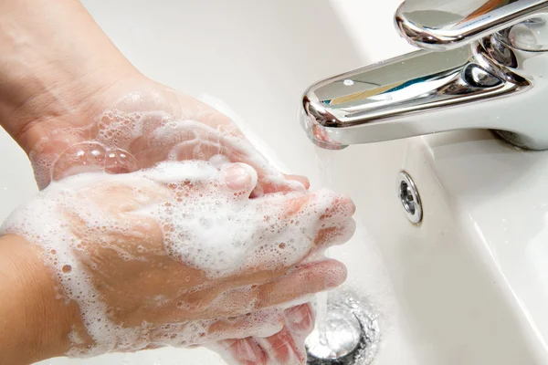 Frau wäscht sich die Hand — Stockfoto
