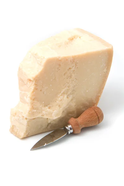 ナイフとパルメザン チーズ — ストック写真
