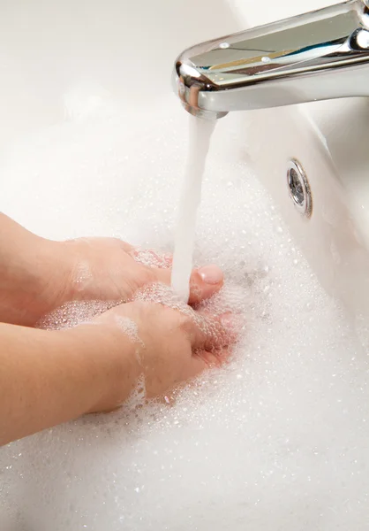 Mulher lavar a mão — Fotografia de Stock