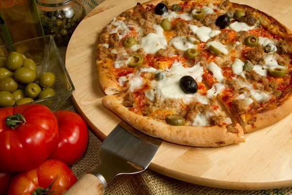Pizza z oliwkami — Zdjęcie stockowe