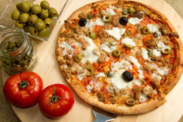 Pizza oliivien kanssa — kuvapankkivalokuva