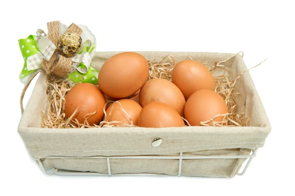 Huevos marrones en una cesta —  Fotos de Stock