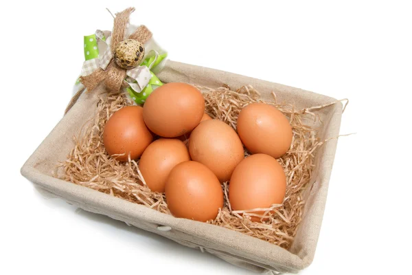 Uova marroni in un cesto — Foto Stock