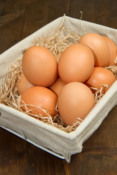 Коричневые яйца в корзине — стоковое фото