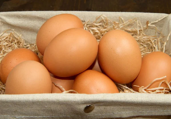 Braune Eier im Korb — Stockfoto