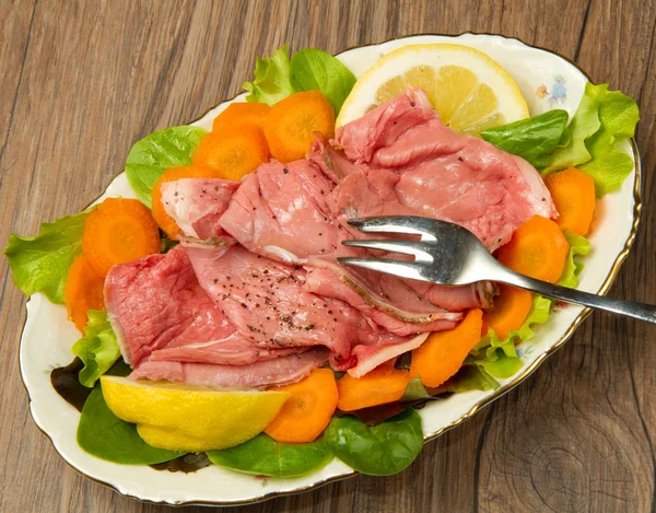 Roastbeef with salad — Stock Photo, Image
