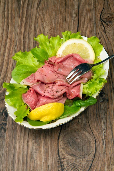 Carne assada com salada — Fotografia de Stock