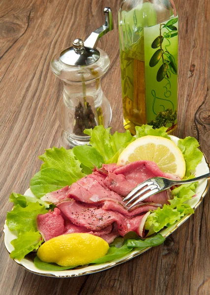 Hovězí pečeně se salátem — Stock fotografie