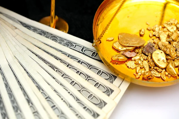 Ouro bruto e dinheiro — Fotografia de Stock