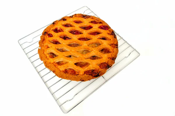 Apfelkuchen auf Kühlregal — Stockfoto