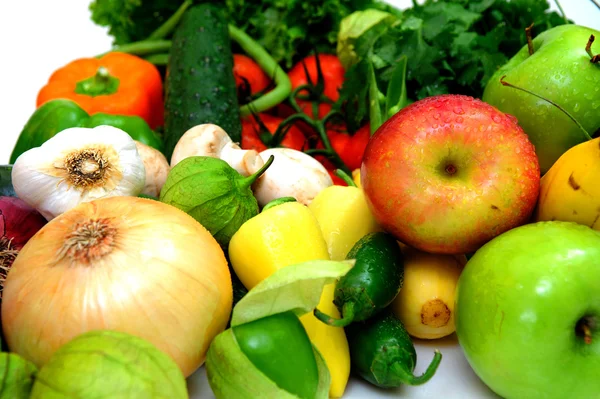 赤と緑のりんご Tomatillos タマネギ ニンニク 緑と黄色の唐辛子およびコエンドロの葉を含む果物と新鮮な野菜 — ストック写真