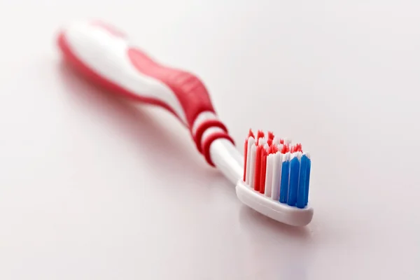 Escova de dentes de tom vermelho — Fotografia de Stock