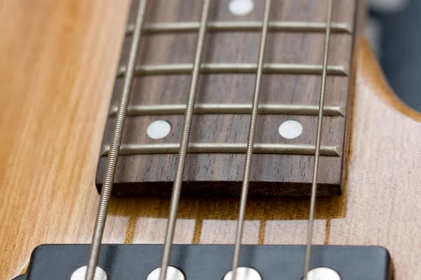Quatro cordas baixo guitarra close-up — Fotografia de Stock