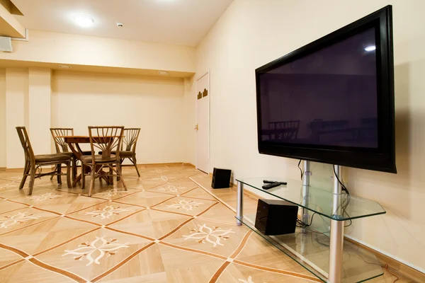 Salon avec TV, chaîne stéréo et meubles en osier . — Photo