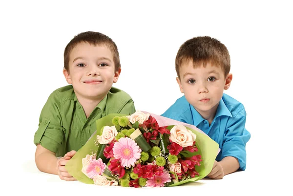 Zwei Jungen mit Blumenstrauß — Stockfoto