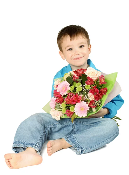 白い背景で隔離されたその他の花の花束を持って座っている一人の男の子 — ストック写真