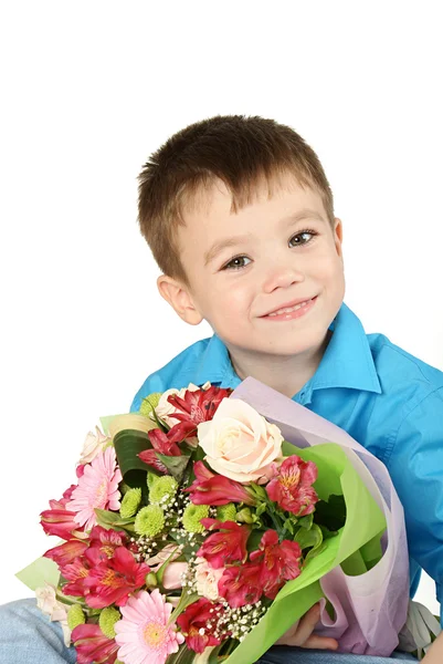 Un garçon avec bouquet de fleurs — Photo