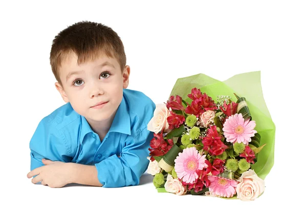 Un garçon avec bouquet de fleurs — Photo
