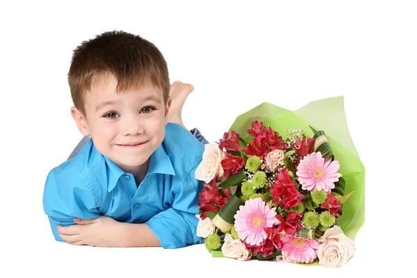 Een jongen met boeket van bloem — Stockfoto