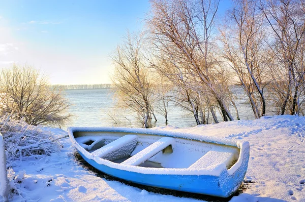 Голубая лодка у реки Любе — стоковое фото