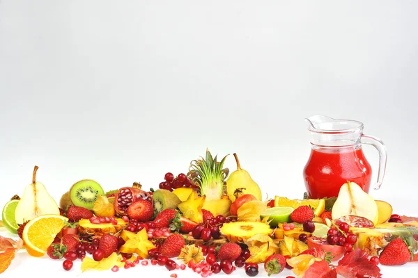Frisches Obst und roter Saft — Stockfoto