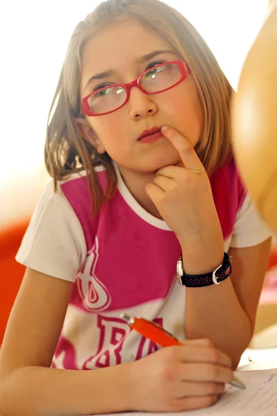 Girl doing homework — Stock Photo, Image