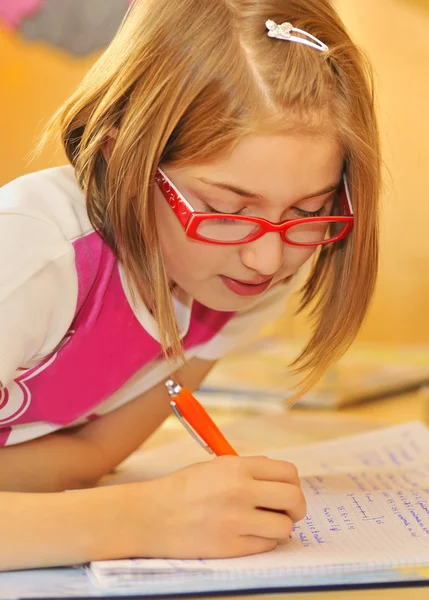 Дівчина, робити домашнє завдання — стокове фото