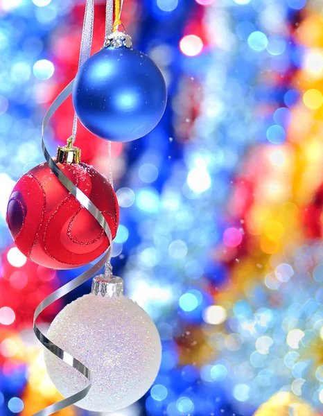 Karácsonyi baubles és szalagok — Stock Fotó