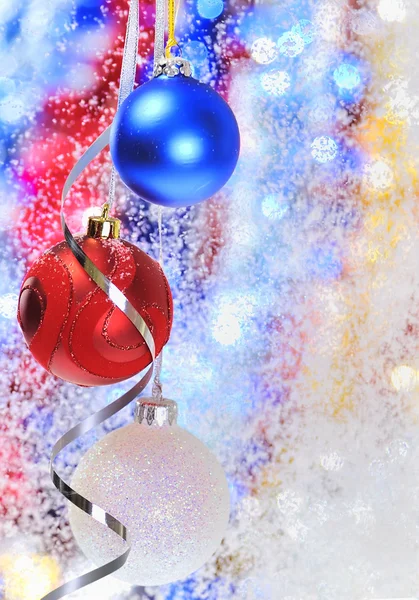 Kerstballen en linten — Stockfoto