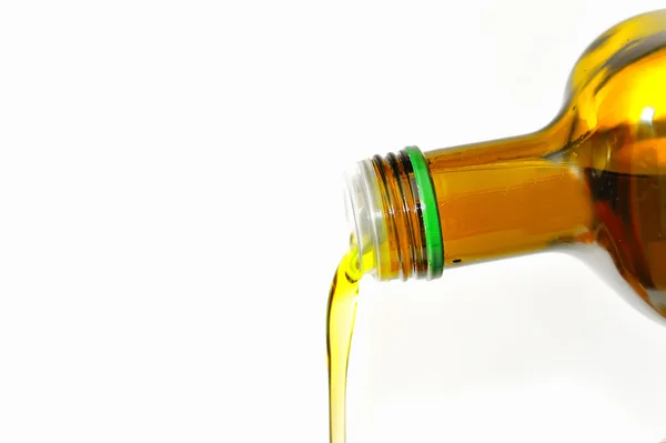 Aceite de oliva que se vierte de una botella — Foto de Stock