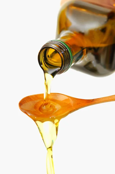 Aceite de oliva que se vierte de una botella —  Fotos de Stock