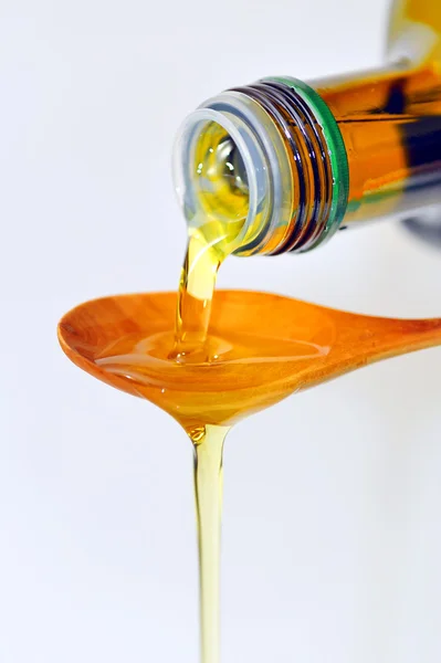 Gieten van een fles olijfolie — Stockfoto