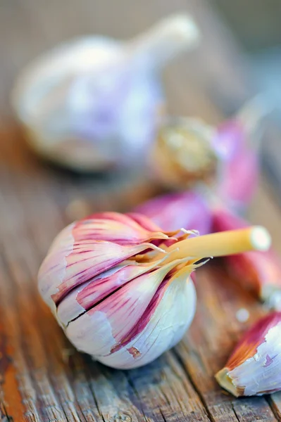 Garlics em madeira velha — Fotografia de Stock