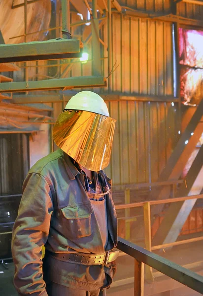 Molino trabajador con acero caliente — Foto de Stock