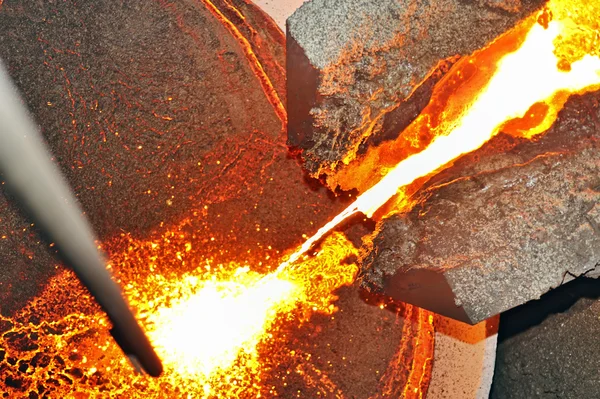 Розливу розплавлена сталь — стокове фото