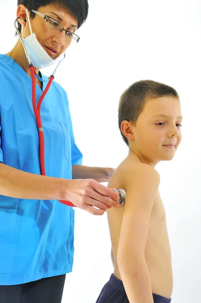 Ärztin untersucht kleinen Jungen — Stockfoto