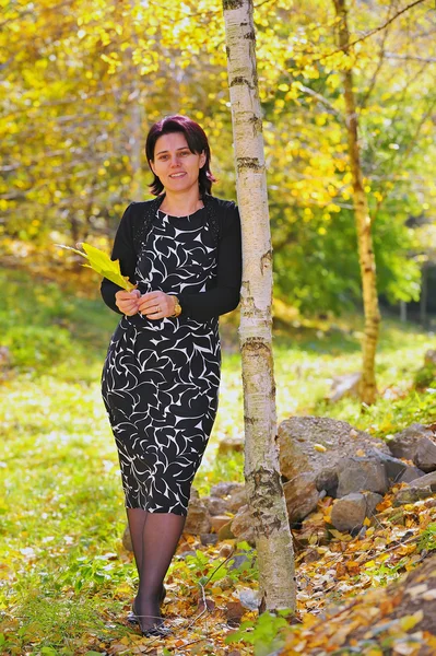 Business women In park surrounded by autumn leaves — Stock Photo, Image