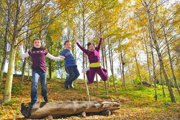 Meninas e menino pulando — Fotografia de Stock