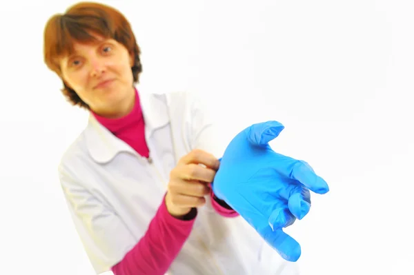 若い女性の医師は、乳液の手袋 — ストック写真