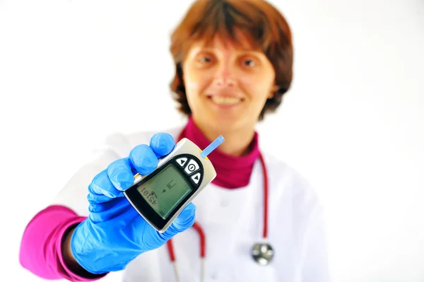 Врач проверяет уровень сахара в крови диабетика — стоковое фото