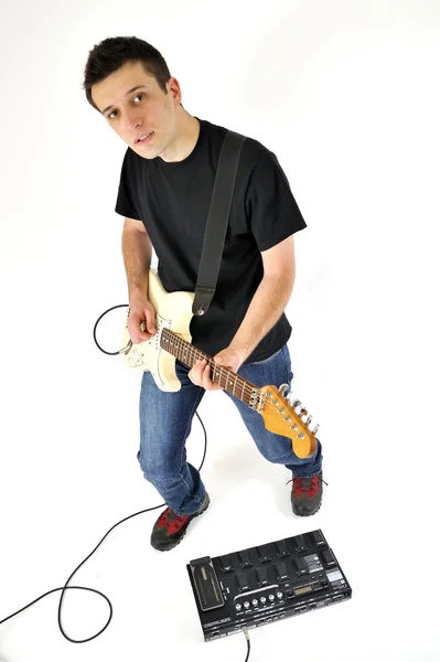 Garçon avec guitare et un ampli — Photo