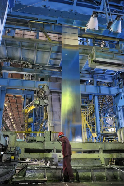 Maskin för rullande stålplåt och arbetare — Stockfoto