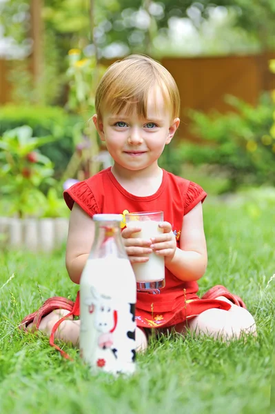 Menina e copo de leite — Fotografia de Stock