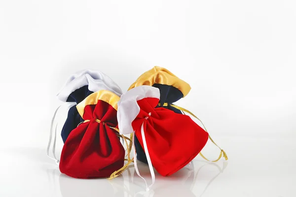 Beyaz izole farklı hediye torbası — Stok fotoğraf